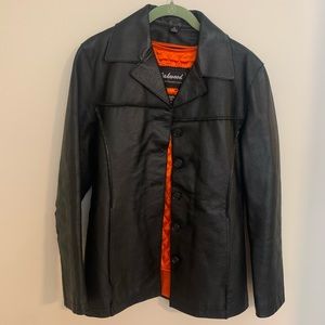 Leather jacket with a zip in thermal lining.